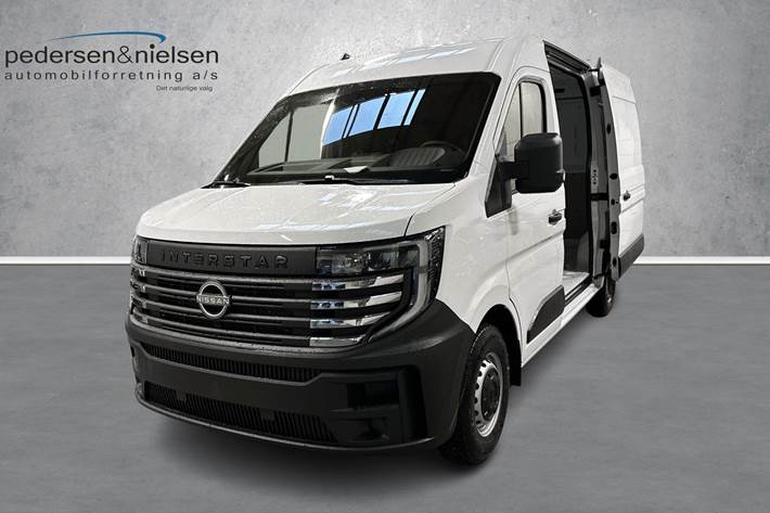 Hvid Nissan Interstar fra 2025 set udefra