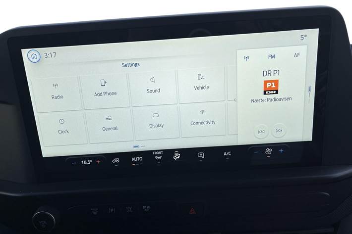 Hvid Ford E-Transit Custom fra 2025 set indefra