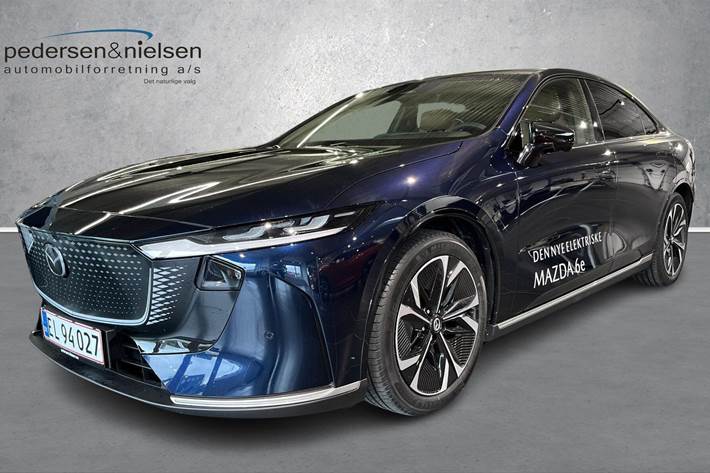 Blå Mazda 6e fra 2025 set udefra