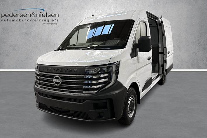 Hvid Nissan Interstar fra 2025 set udefra