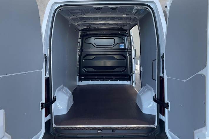 Hvid Nissan Interstar fra 2025