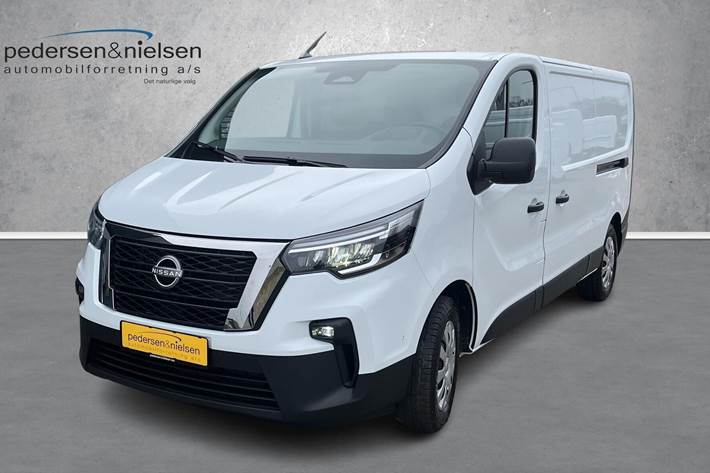 Hvid Nissan Primastar fra 2025 set udefra