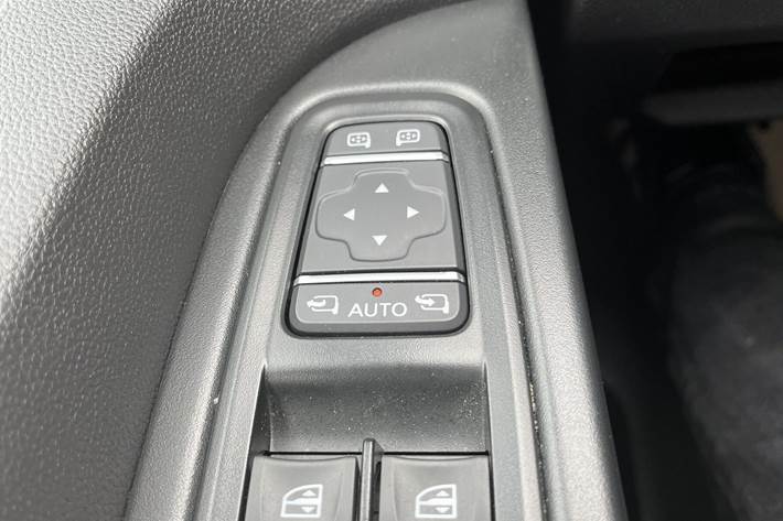 Hvid Nissan Primastar fra 2025