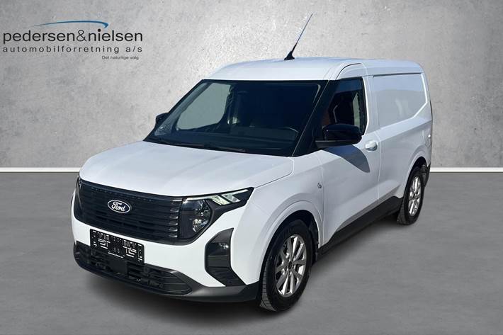 Hvid Ford Transit Courier fra 2024 set udefra