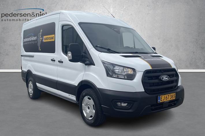 Hvid Ford Transit fra 2025 set udefra