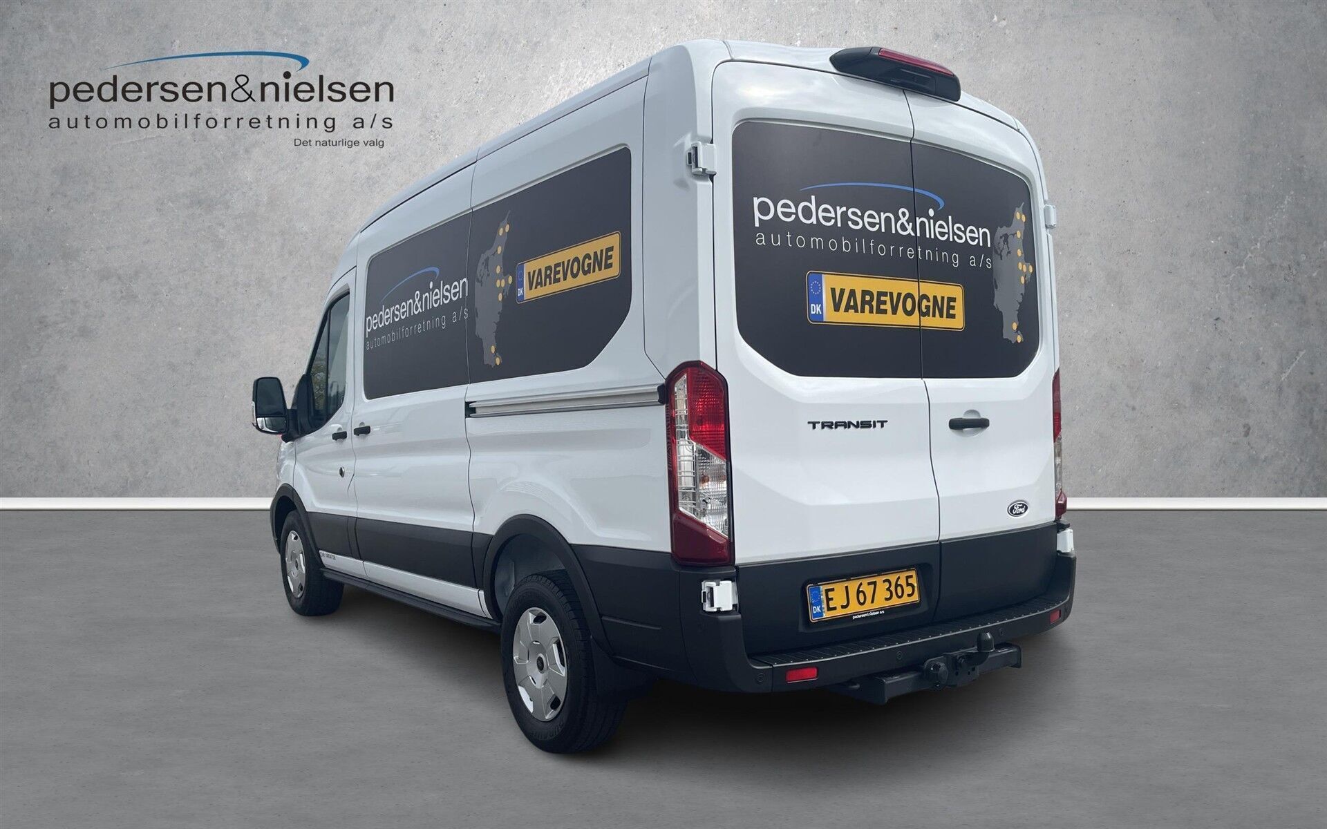 Hvid Ford Transit fra 2025 set udefra