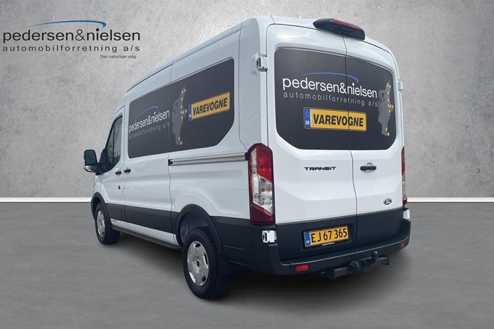 Hvid Ford Transit fra 2025 set udefra