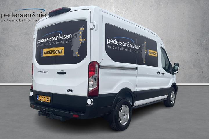 Hvid Ford Transit fra 2025 set udefra