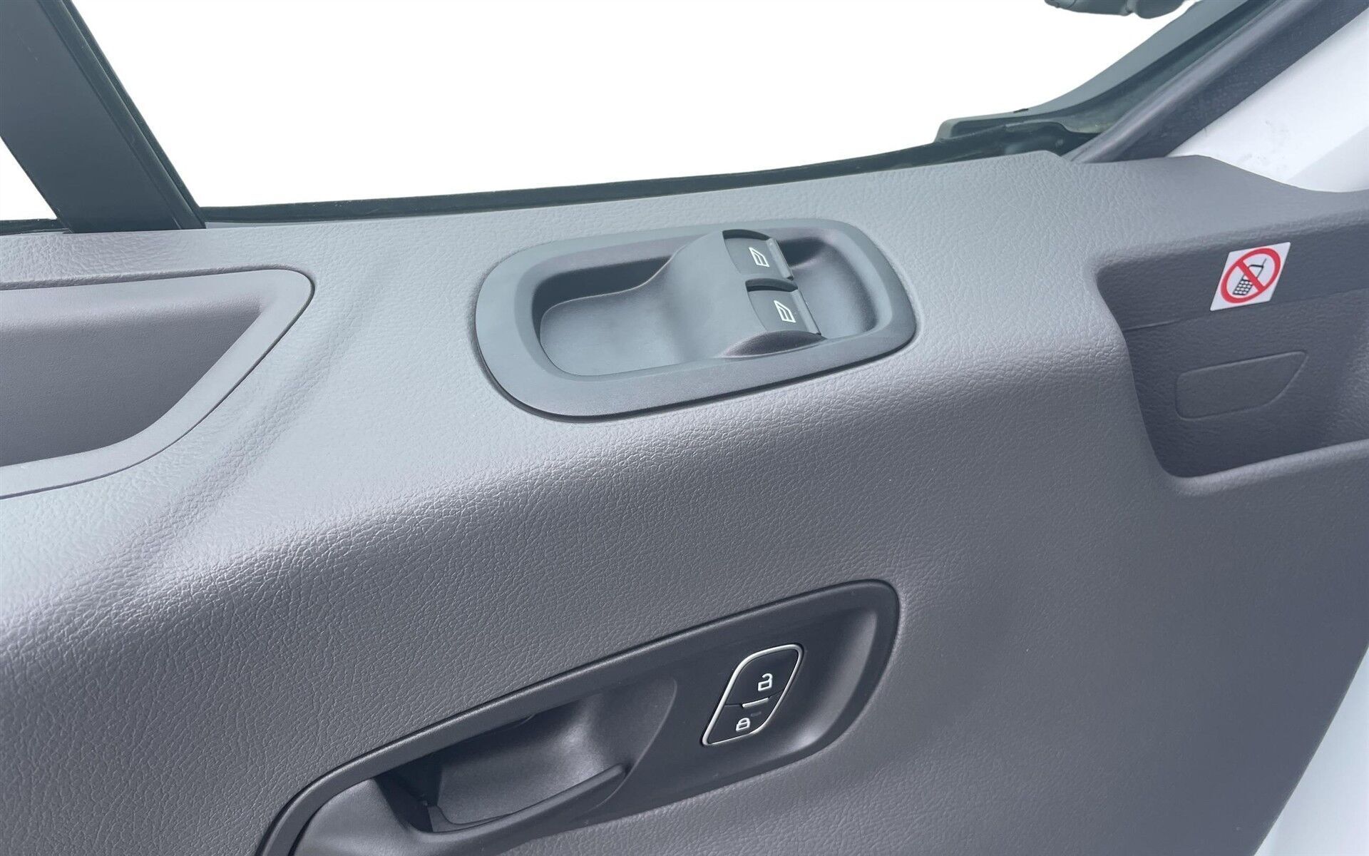 Hvid Ford Transit fra 2025 set indefra