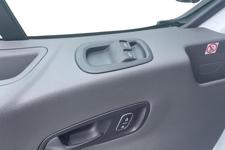 Hvid Ford Transit fra 2025 set indefra