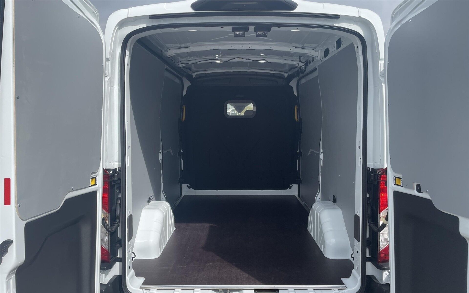 Hvid Ford Transit fra 2025