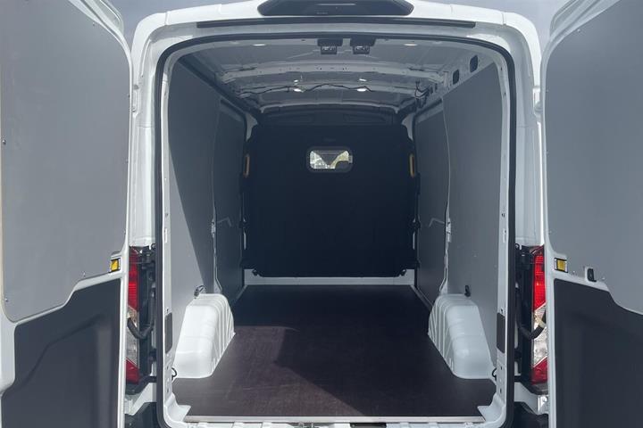 Hvid Ford Transit fra 2025