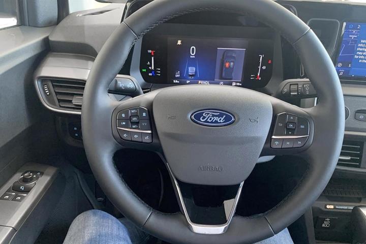Hvid Ford Transit Courier fra 2024