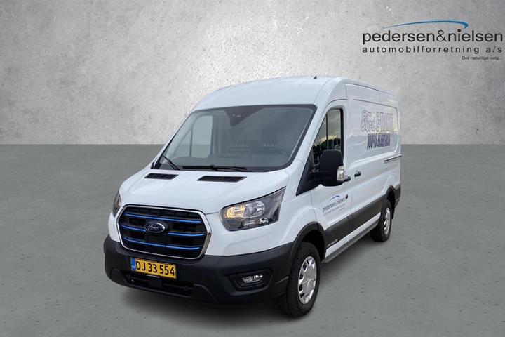 Hvid Ford Transit fra 2022 set udefra