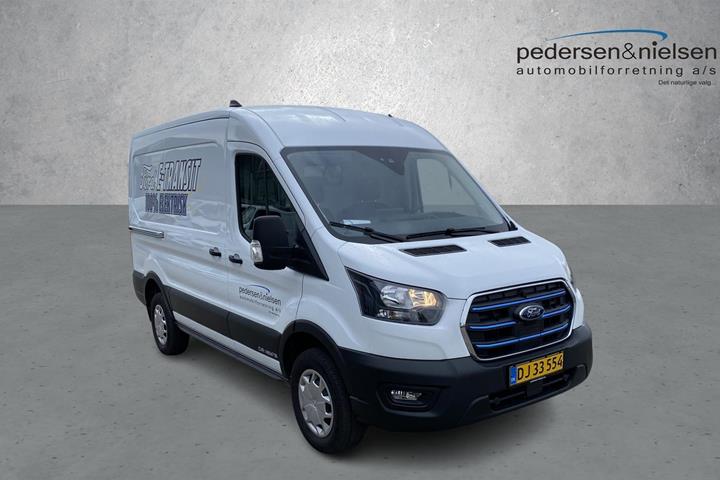 Hvid Ford Transit fra 2022 set udefra