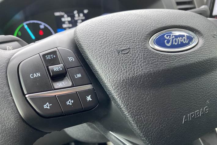 Hvid Ford Transit fra 2022 set indefra