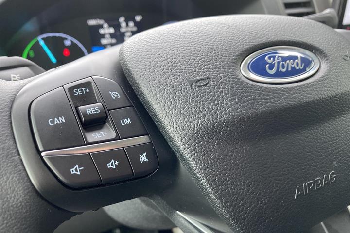 Hvid Ford Transit fra 2022 set indefra