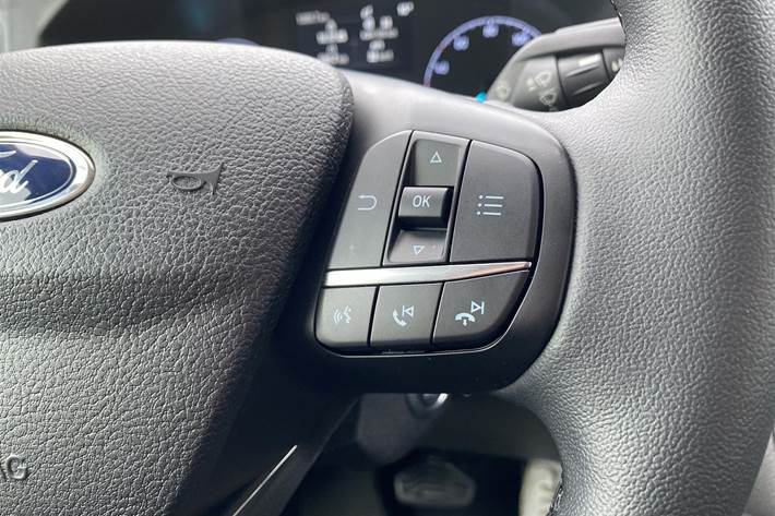 Hvid Ford Transit fra 2022 set indefra