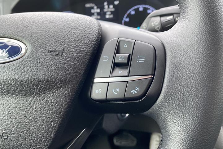 Hvid Ford Transit fra 2022 set indefra