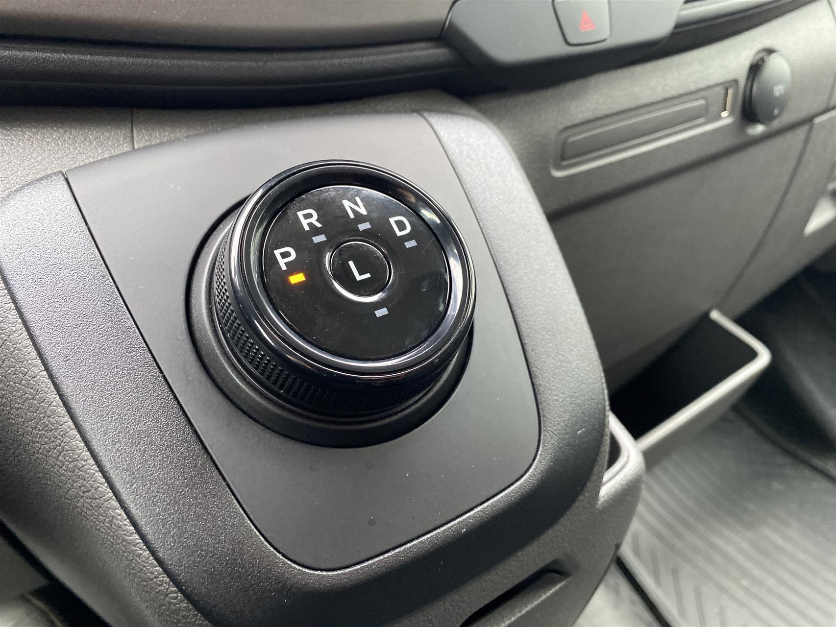 Hvid Ford Transit fra 2022