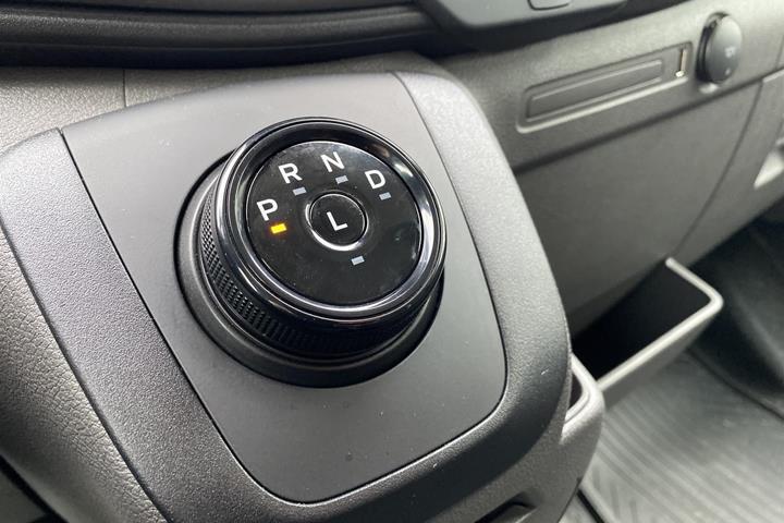 Hvid Ford Transit fra 2022 set indefra