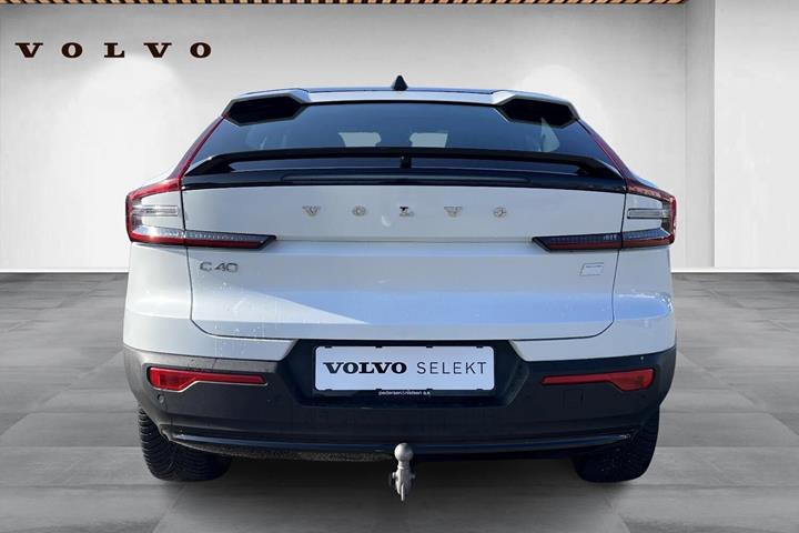 Hvid Volvo C40 fra 2022 set udefra
