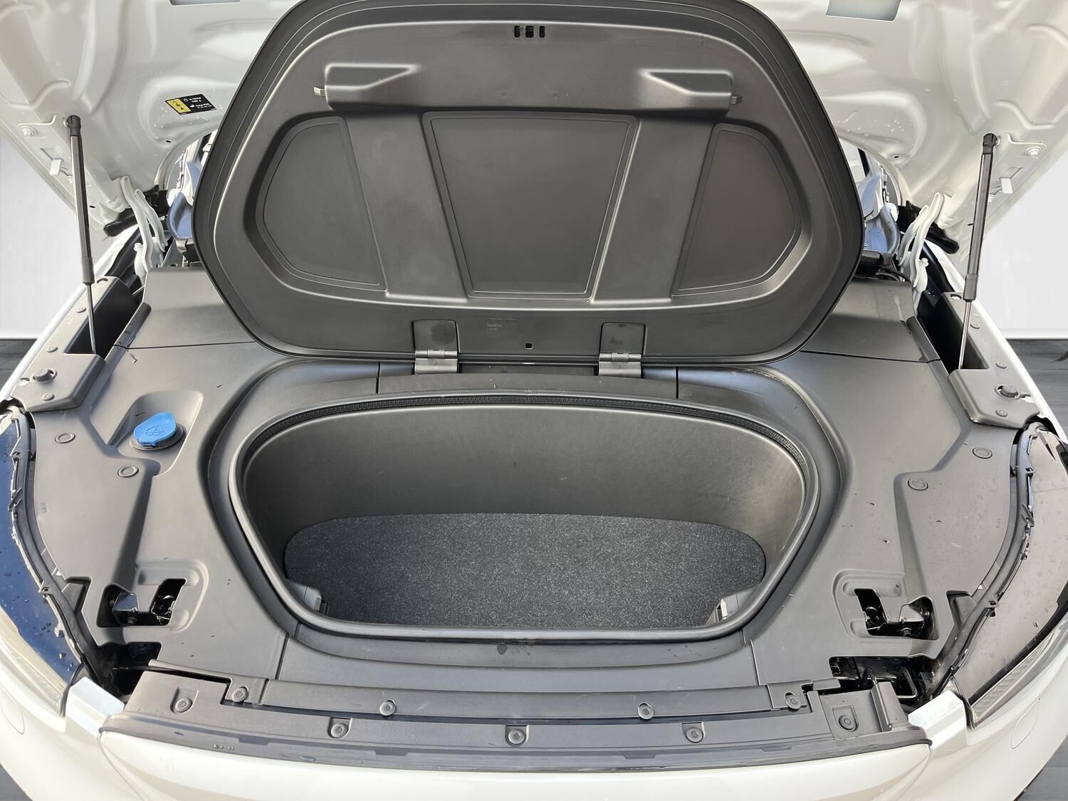 Hvid Volvo C40 fra 2022 set udefra