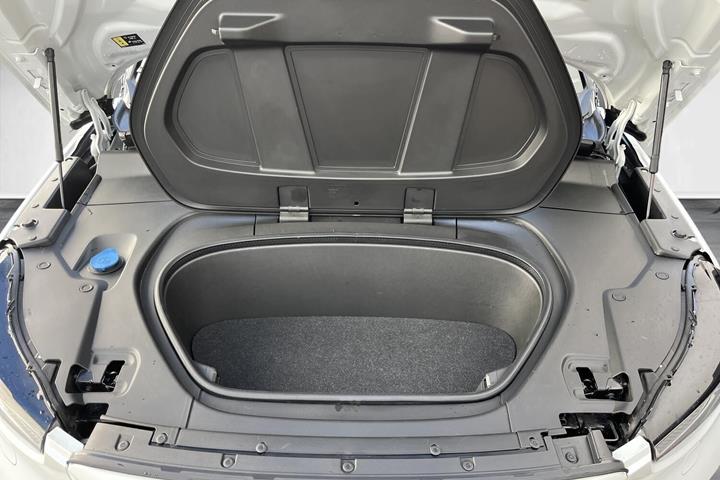Hvid Volvo C40 fra 2022 set udefra
