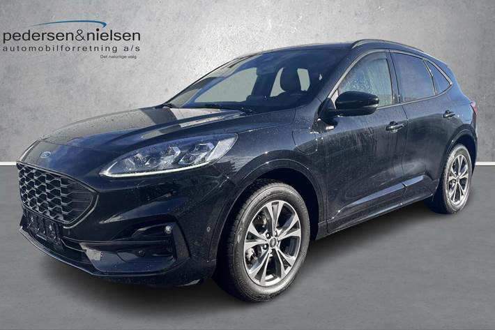 Sort Ford Kuga fra 2022 set udefra