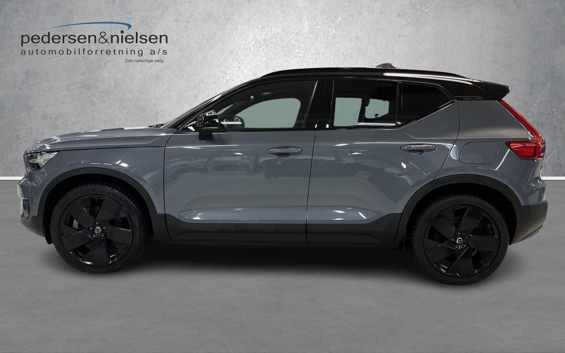 Grå Volvo XC40 fra 2021