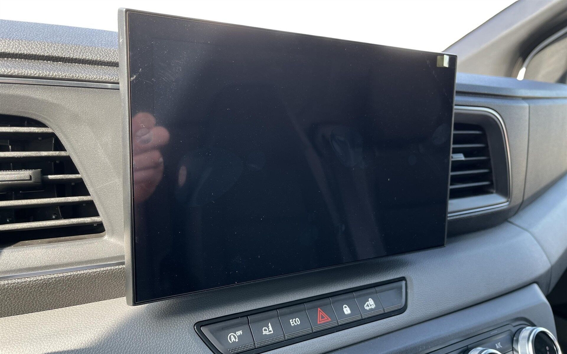 Hvid Nissan Interstar fra 2025