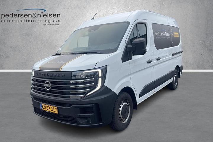 Hvid Nissan Interstar fra 2025 set udefra