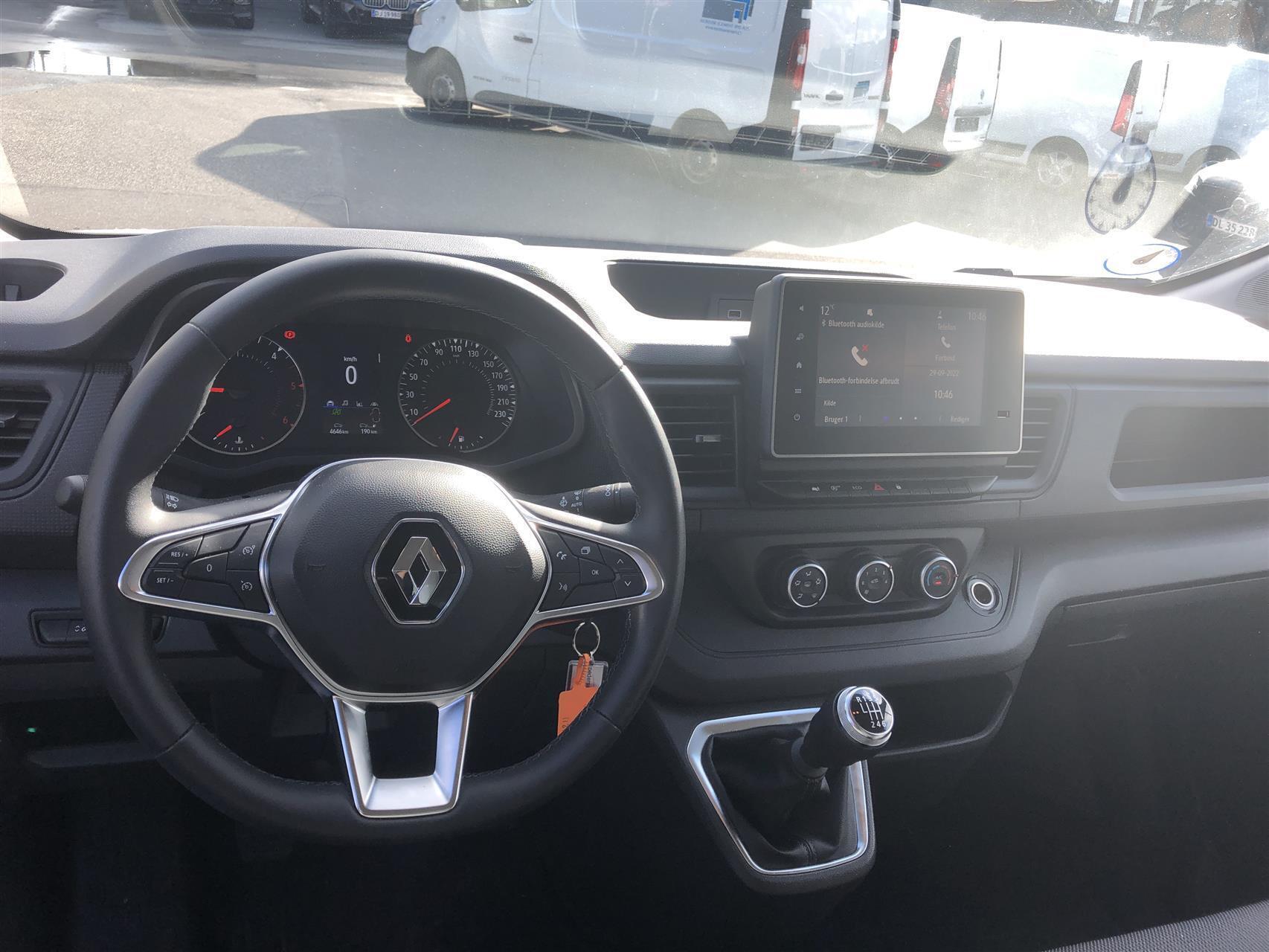 Hvid Renault Trafic fra 2023