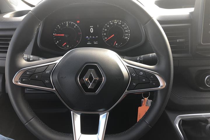 Hvid Renault Trafic fra 2023