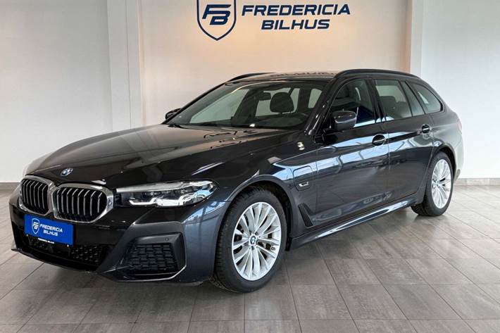 Grå BMW 530e fra 2022