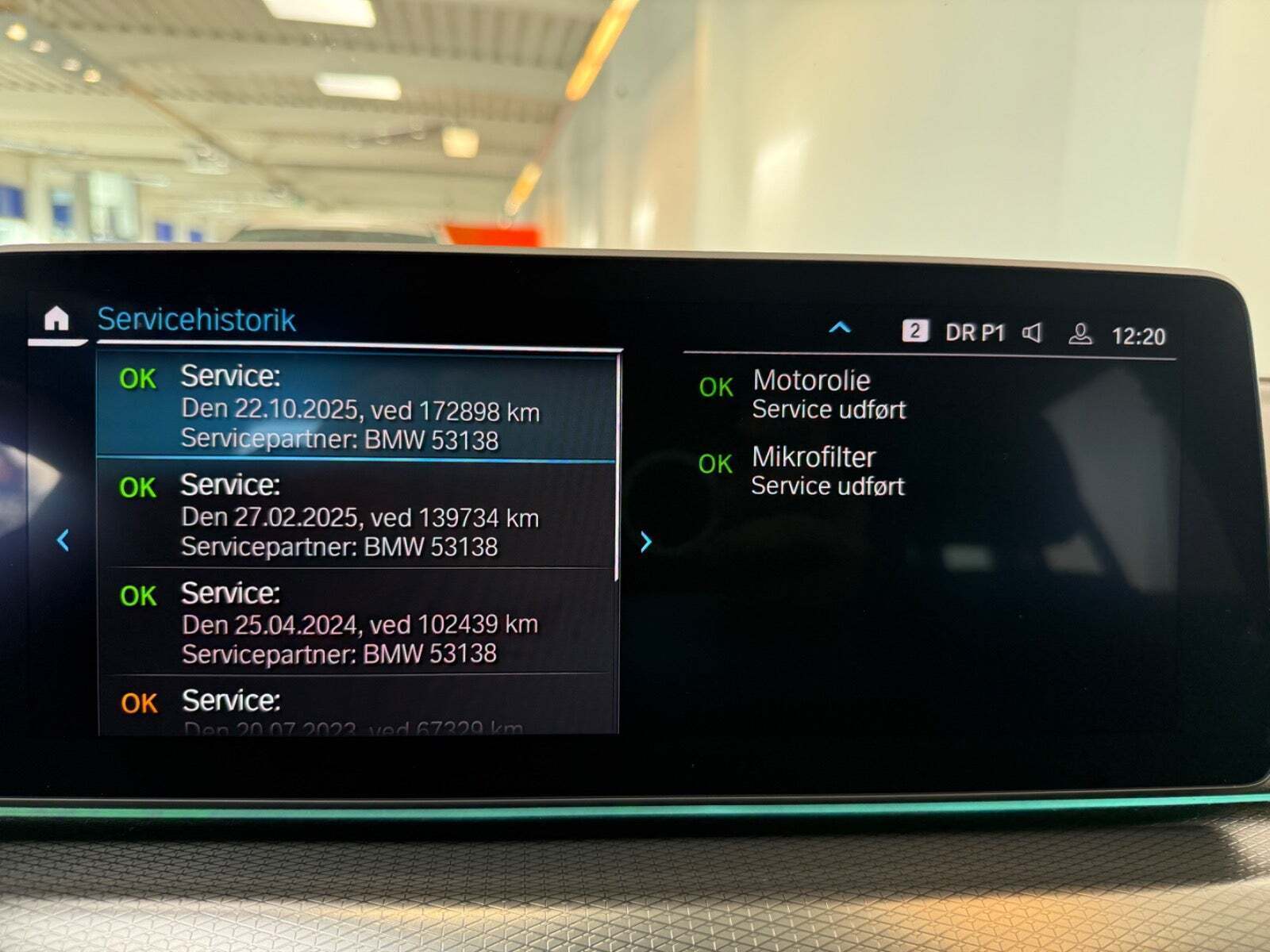 Grå BMW 530e fra 2022