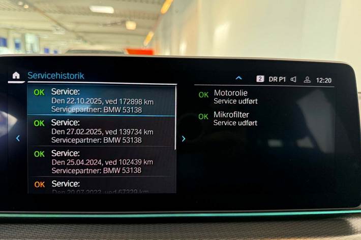 Grå BMW 530e fra 2022