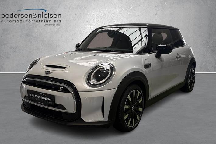 Hvid Mini Cooper fra 2022 set udefra