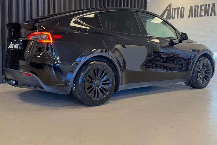 Sort Tesla Model Y fra 2023