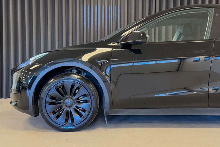 Sort Tesla Model Y fra 2023
