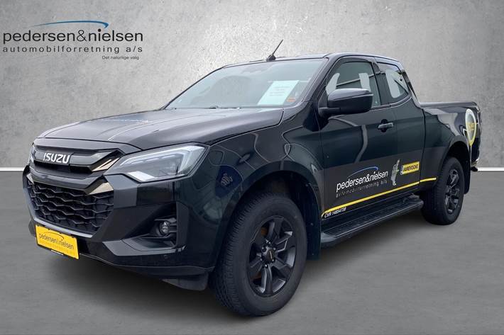 Sort Isuzu D-Max fra 2025 set udefra