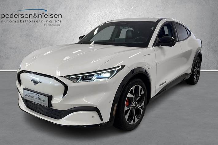 Hvid Ford Mustang Mach-E fra 2021 set udefra