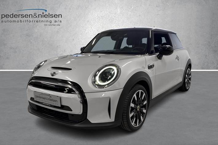 Hvid Mini Cooper fra 2022 set udefra