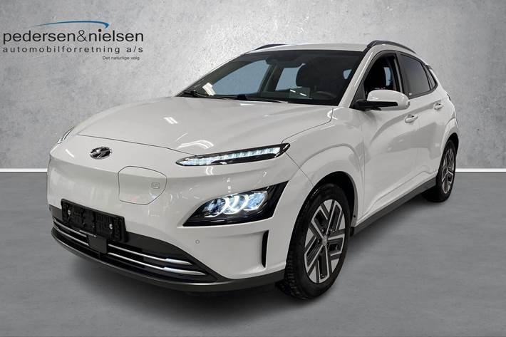 Hvid Hyundai Kona fra 2021 set udefra