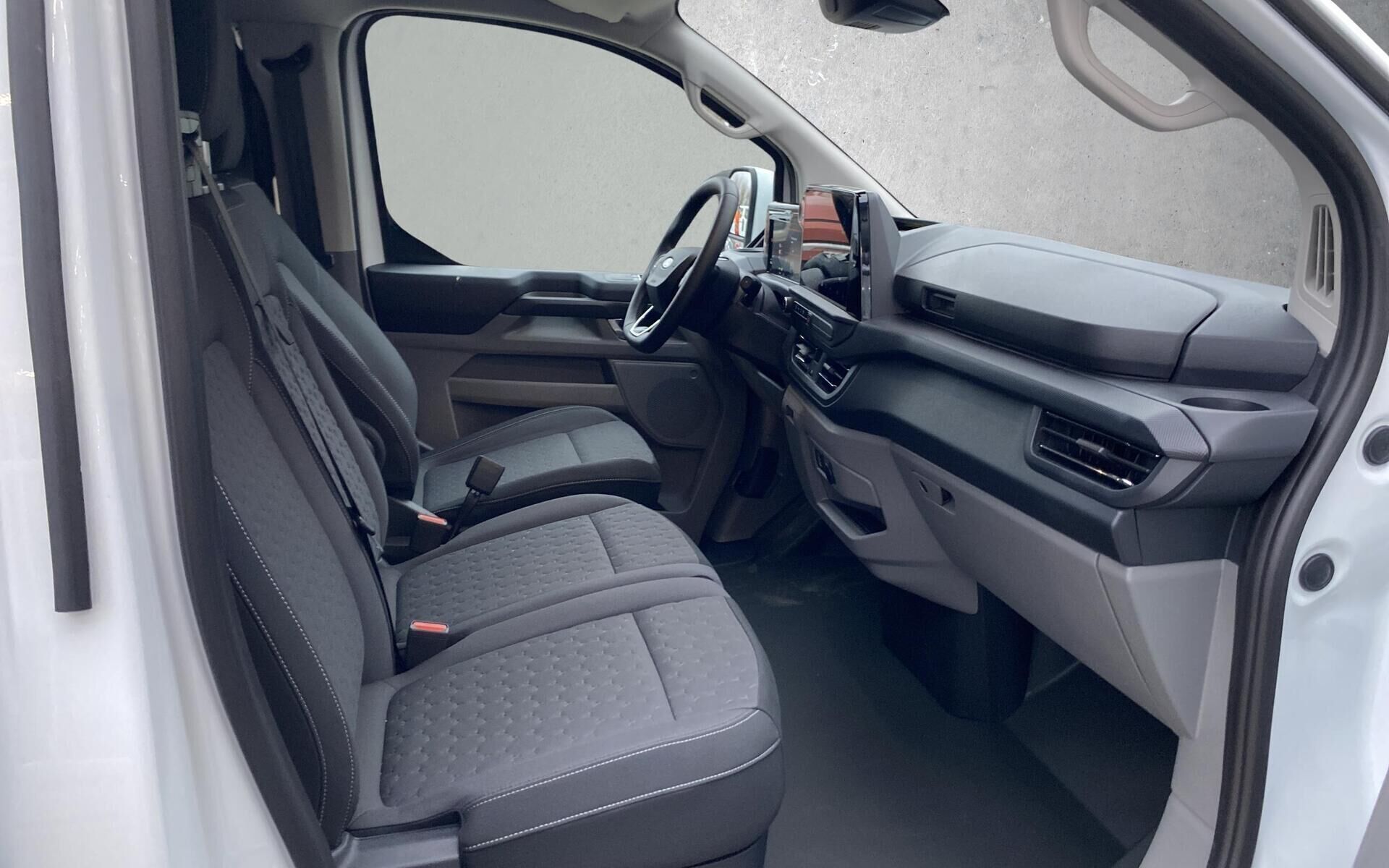 Hvid Ford E-Transit Custom fra 2025