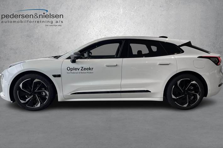 Hvid Zeekr 001 fra 2026