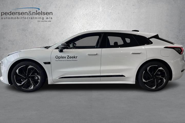 Hvid Zeekr 001 fra 2026