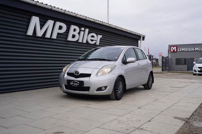 Sølv Toyota Yaris fra 2010