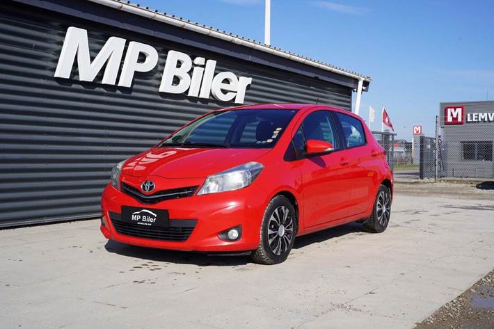Rød Toyota Yaris fra 2012