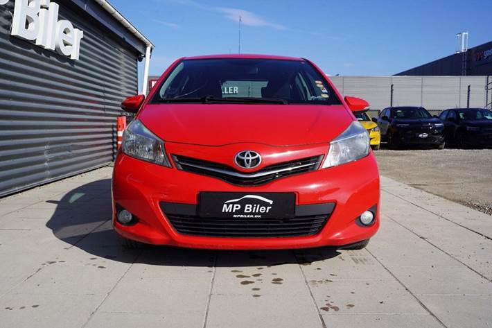 Rød Toyota Yaris fra 2012
